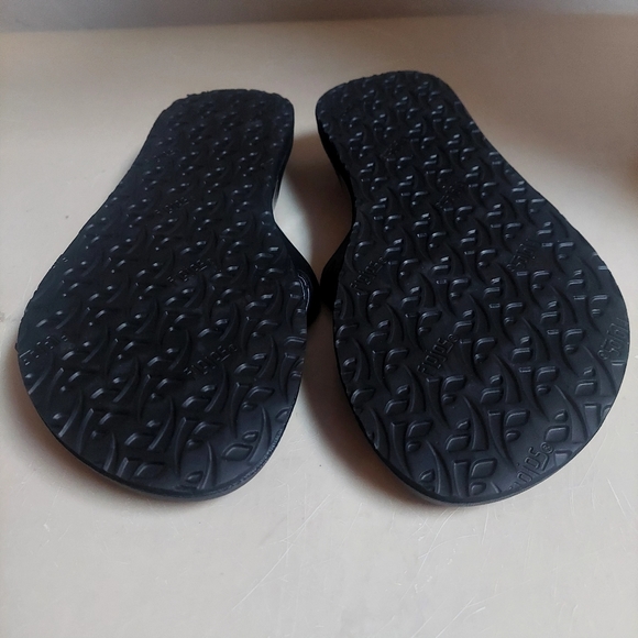 Flojos  Black Sandals Thong Slip On Flip Flops Cushion Size 9 Lightweight - Picture 4 of 9